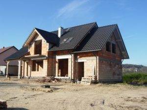 Czym różni się stan surowy domu otwartego od zamkniętego